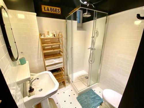 Typical parisian 2 BR apartment perfectly located