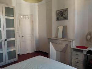 Appartement Typical Toulon apartment 50M beaches 56 Rue Castel 83000 Toulon Provence-Alpes-Côte d\'Azur