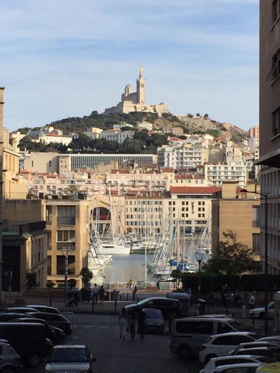 Appartement Typique T2 Terrasse situé Quartier Panier Vieux Port 1 Rue de l'Évêché 13002 Marseille