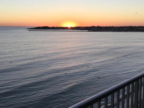 Un appartement avec acces plage a Saint Gilles vue mer comme sur un bateau