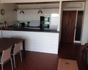 Un appartement avec acces plage a Saint Gilles vue mer comme sur un bateau