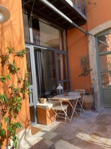 Appartement un oasis au coeur de la vieille ville, classé 4 étoiles rez de chaussée 10 Rue de la Merci 34000 Montpellier Languedoc-Roussillon