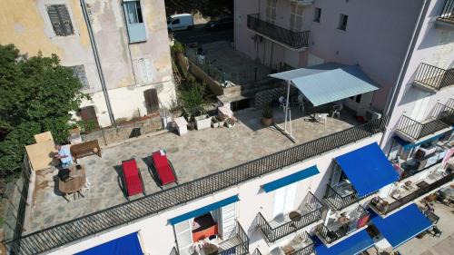 Une grande terrasse sur la mer