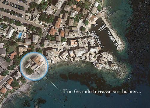 Une grande terrasse sur la mer