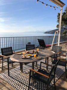 Une grande terrasse sur la mer