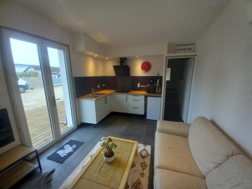 Une petite maison et sa prairie