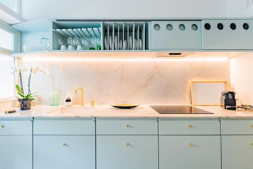 UNIQUE Modernist Duplex apartment & PARKING
