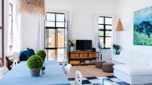 Unique Sea Frontline Spacious Trendy Apartment