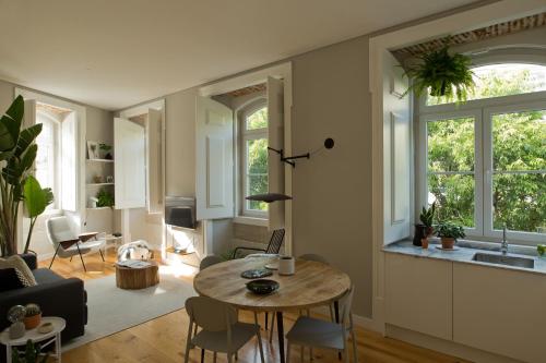 Update Urban Chic Flat in 19th Century Building 2 Bedrooms & 2 Bathrooms & AC Central Alfama District