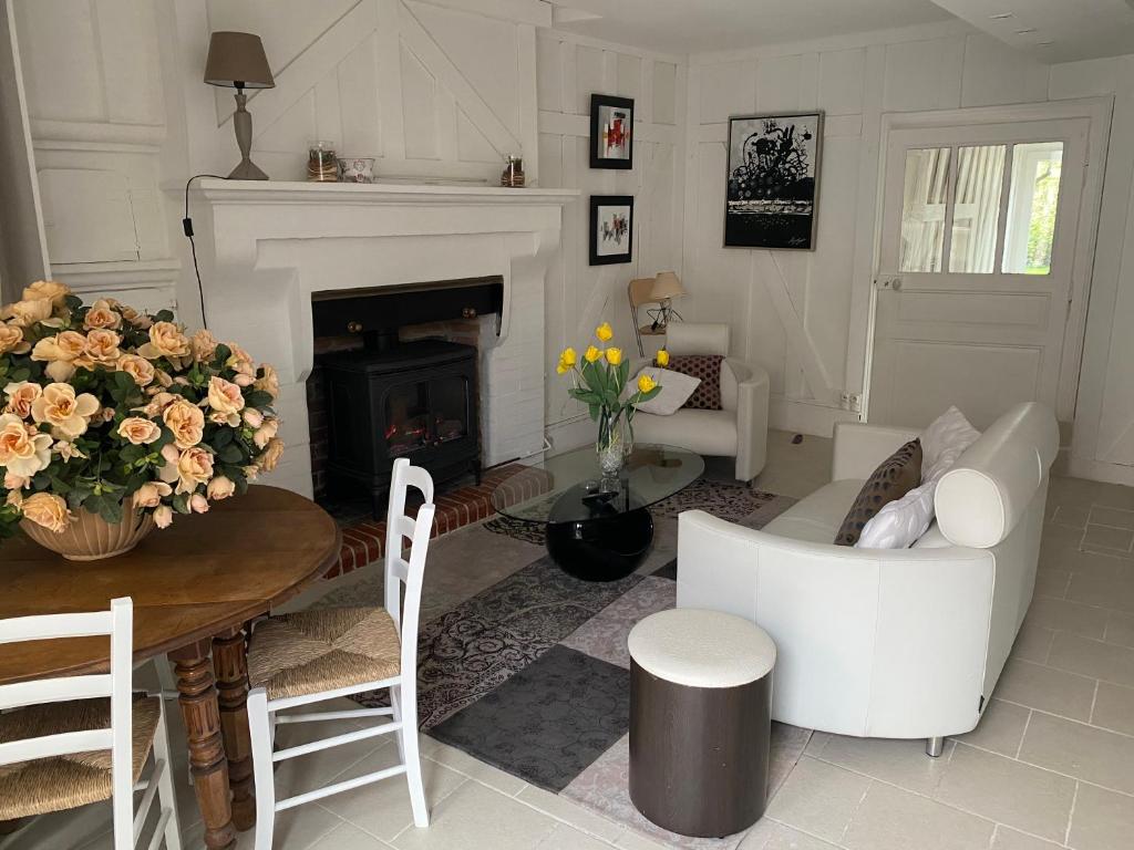 Upscale 2 Bedroom Apartment Near Champs Elysees
