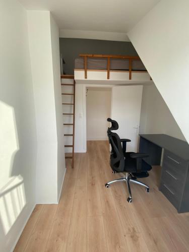 Upscale 2 Bedroom Apartment Near Champs Elysees