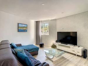 Uptown Apartment by MHM