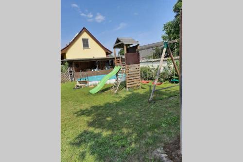 Urlaub in der alten Remise mit großem Garten zwischen See und Wald