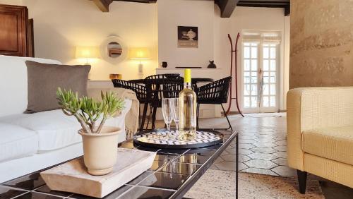 Uzès, au cœur du centre médiéval Le Logis du Consul un bien d'exception du XVIème siècle