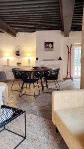 Uzès, au cœur du centre médiéval Le Logis du Consul un bien d'exception du XVIème siècle