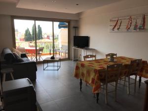 Appartement vacances bord de mer et montagnes enneigées ! idéal famille ou entre amis ! 21 avenue de la serre 06800 Le Puits Provence-Alpes-Côte d\'Azur