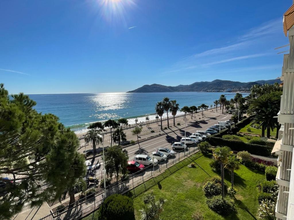 Vacances paradisiaques, Plage Cannes boccacabana, studio 48 Boulevard du Midi Louise Moreau, 06150 Cannes