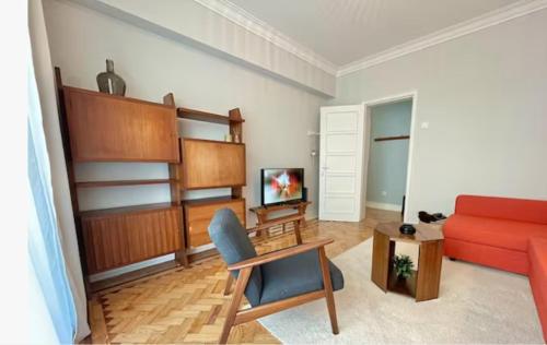 Valmor Avenue Vintage Chiq by Homeful