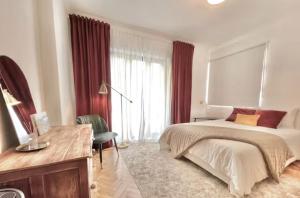 Valmor Avenue Vintage Chiq by Homeful