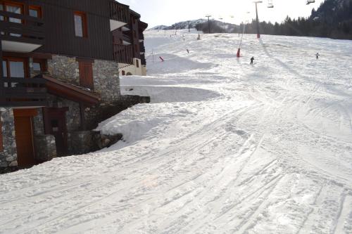 Valmorel Studio Skis aux pieds