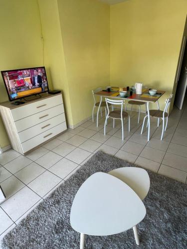 VASTE 2 PIECES / TERRASSE/ GARAGE PRIVE/ BORD DE MER