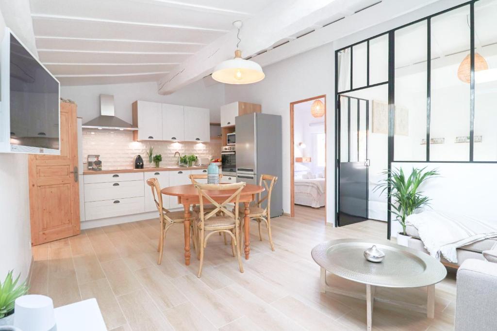 VAUBAN Rare renovated Luxury Loft in Old Antibes 300 m from beach 15 Rue Vauban, 06600 Antibes