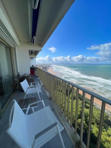Veesta - Oceanfront penthouse with workstations
