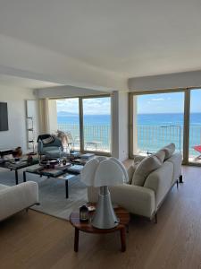 Veesta - Oceanfront penthouse with workstations