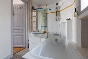 Veeve - Balcony Bliss steps from the Bois de Boulogne