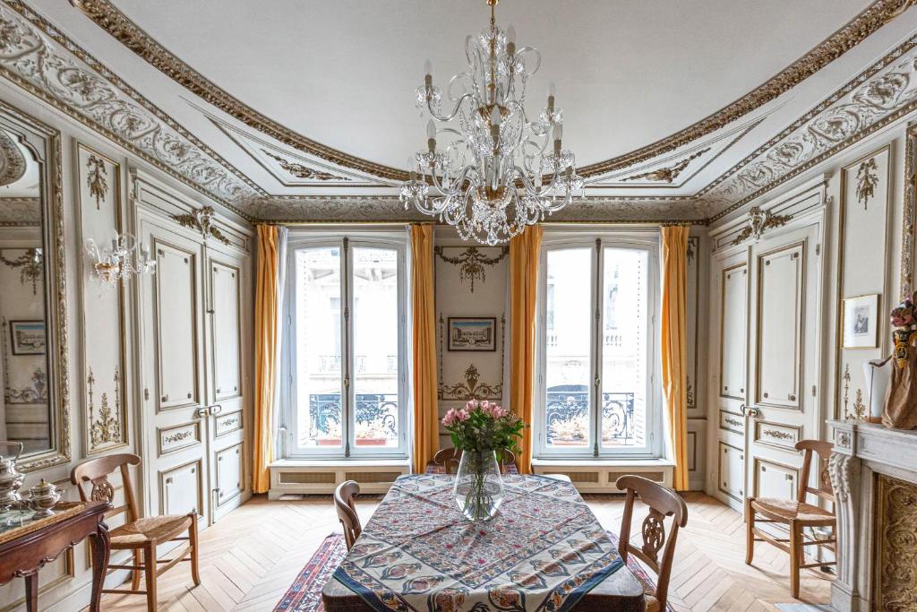 Appartement Veeve - Classical Features in the 9th rue la Bruyere 75009 Paris