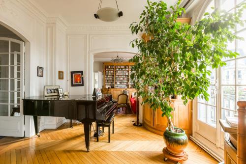 Veeve - Haussmann Beauty in the 6th