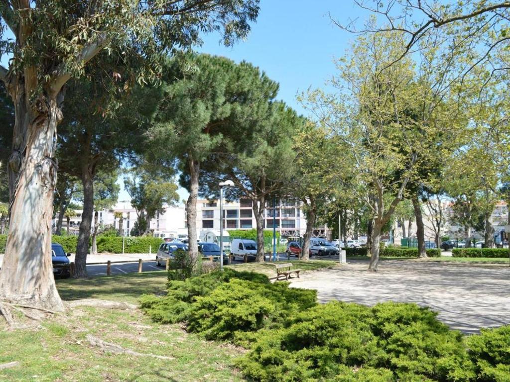 Veeve - Muted Beauty in Batignolles