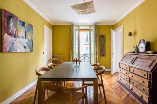 Veeve - Muted Beauty in Batignolles
