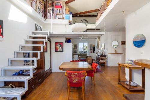 Veeve - The Library Loft