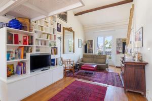 Veeve - The Library Loft