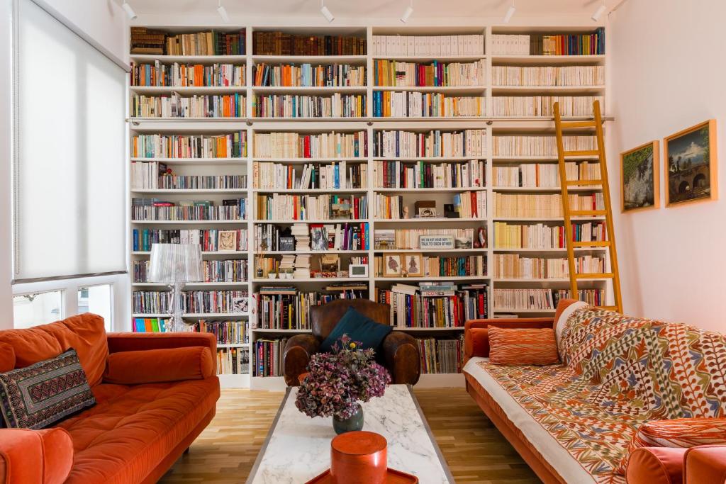 Appartement Veeve - The Library Wall rue Henner 75009 Paris