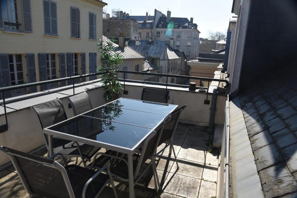 Appartement VERSAILLES CHATEAU AU CALME TERRASSE 3ème étage appartement 33 7 bis rue de l'Abbé de l'Épée 78000 Versailles