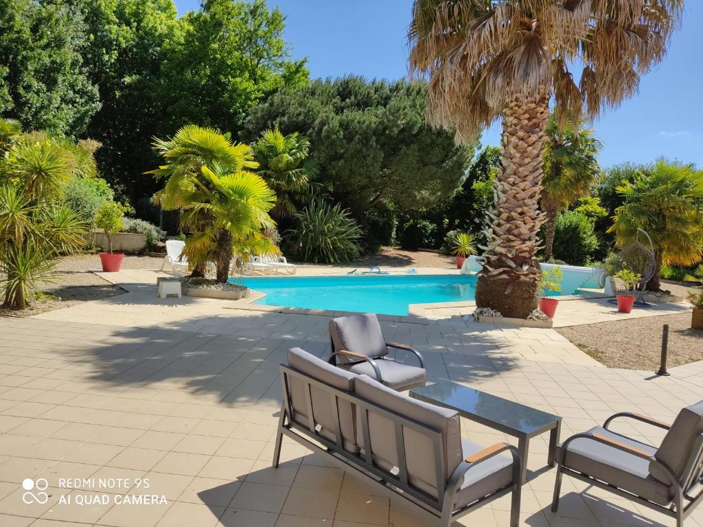 Very bright nest with terrace in the village 17630 La Flotte