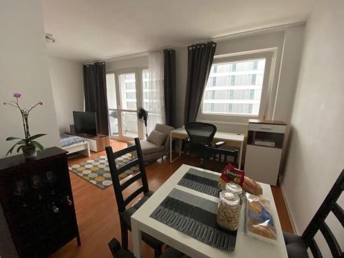 Very central (6 min walking from AlexanderPlatz)
