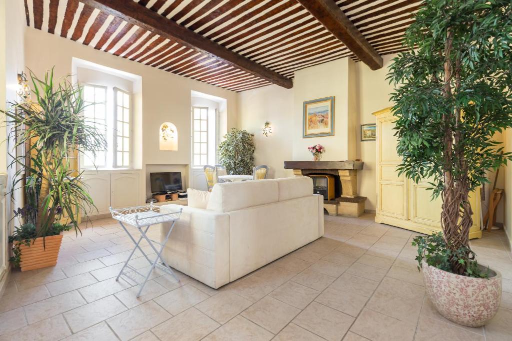 Very charming studio apartment on port in Cannes a short walk to Palais with Aircon and internet 411 3 Rue St Antoine, 06400 Cannes