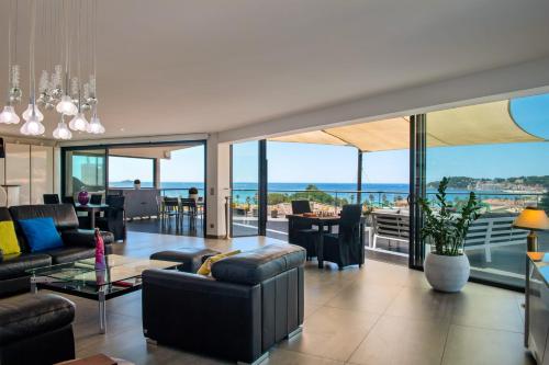 Very large design cocoon with beautiful sea view