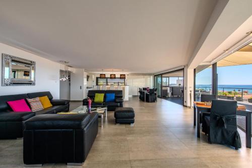 Very large design cocoon with beautiful sea view