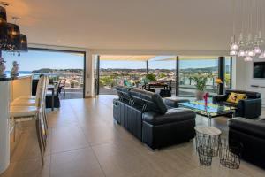 Very large design cocoon with beautiful sea view