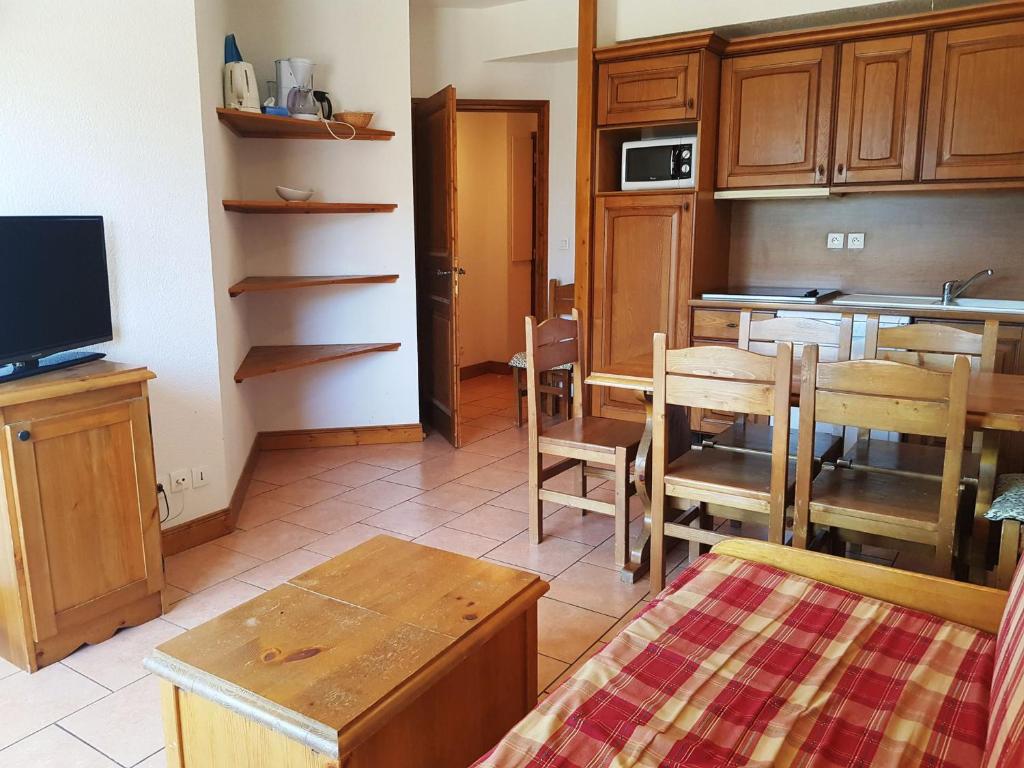 Very nice bourgeois apartment for 6 StationTram #J0