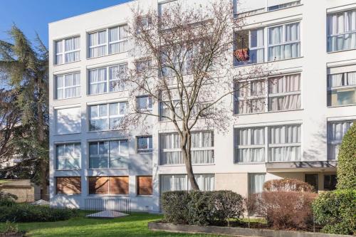 Very quiet apartment five minutes from the RER