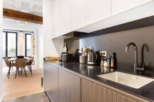 Vibrant 2 Bedroom Apartment in Paris