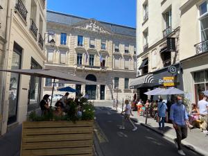 Victoires Near Louvre Apartment