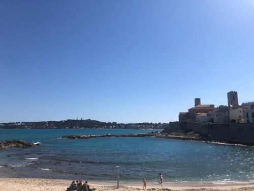 Vieil Antibes, ravissant 2p avec petite terrasse