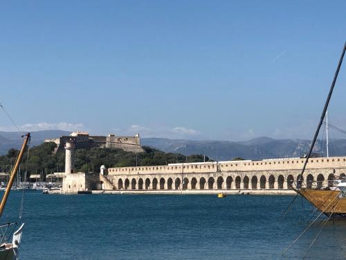 Vieil Antibes, ravissant 2p avec petite terrasse