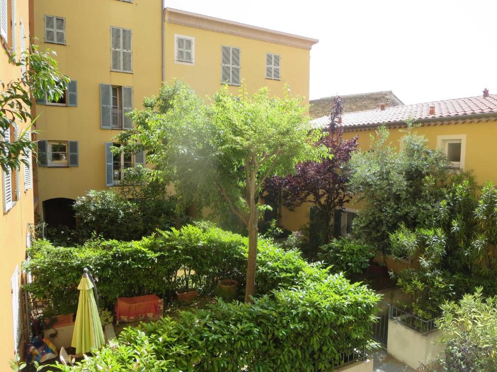 Appartement Vieux Nice, grand 2 pièces sur jardins, parking, calme Bâtiment C 7 rue Sincaire 06300 Nice